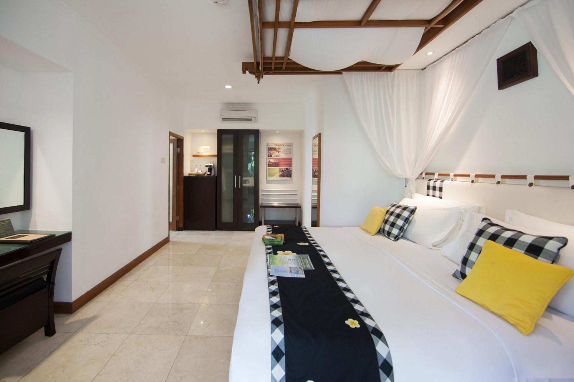 Legian Beach Hotel Exterior photo